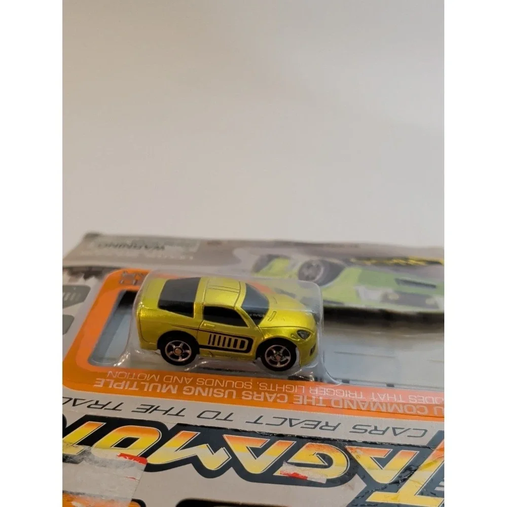 Hexbug Tagamoto Motorized Smart Car Yellow w/ Track Code‎ Piece Lights & Sound